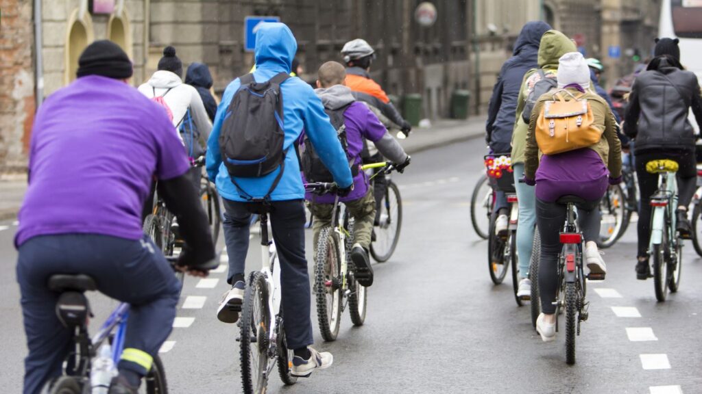 ciclistas pedalando na cidade