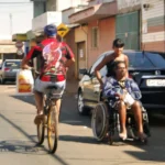 ciclistas na rua de uberlândia