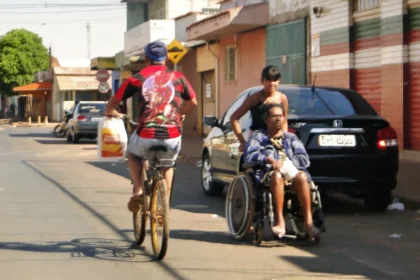 ciclistas na rua de uberlândia