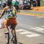 mulher pedalando na cidade