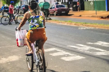 mulher pedalando na cidade