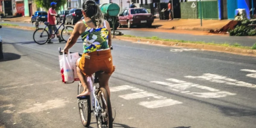 mulher pedalando na cidade