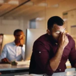 pessoas sentadas no trabalho