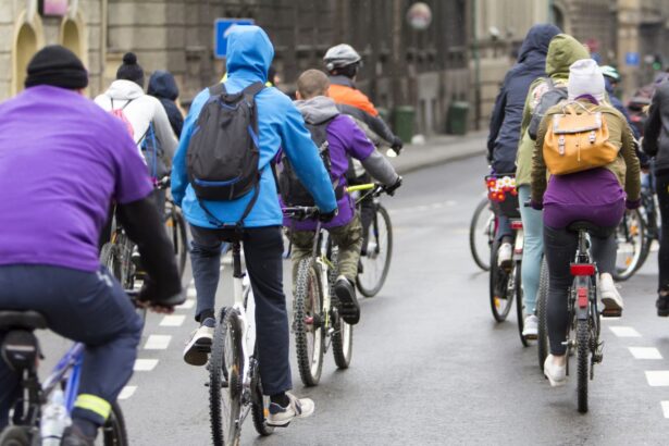 ciclistas pedalando na cidade