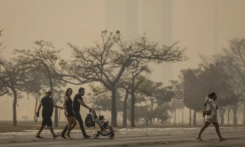 fumaça cobre o céu de Brasília