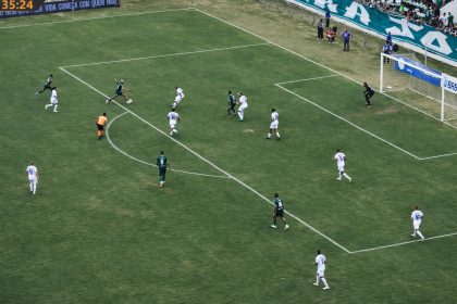 Jogador do Gama avança pela área e prepara chute no lance do gol de empate contra o Ceilândia no estádio Bezerrão.