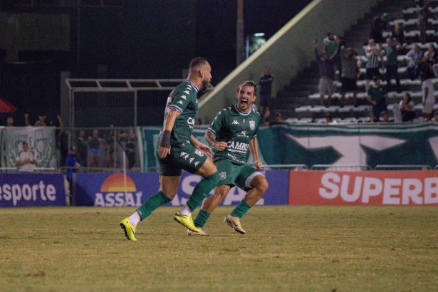 Jogadores do Gama celebram gol durante partida contra o Anápolis no Estádio Bezerrão à noite