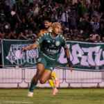 Jogador do Gama comemora gol diante da torcida no estádio Bezerrão durante clássico contra o Brasiliense pela Série D do Campeonato Brasileiro